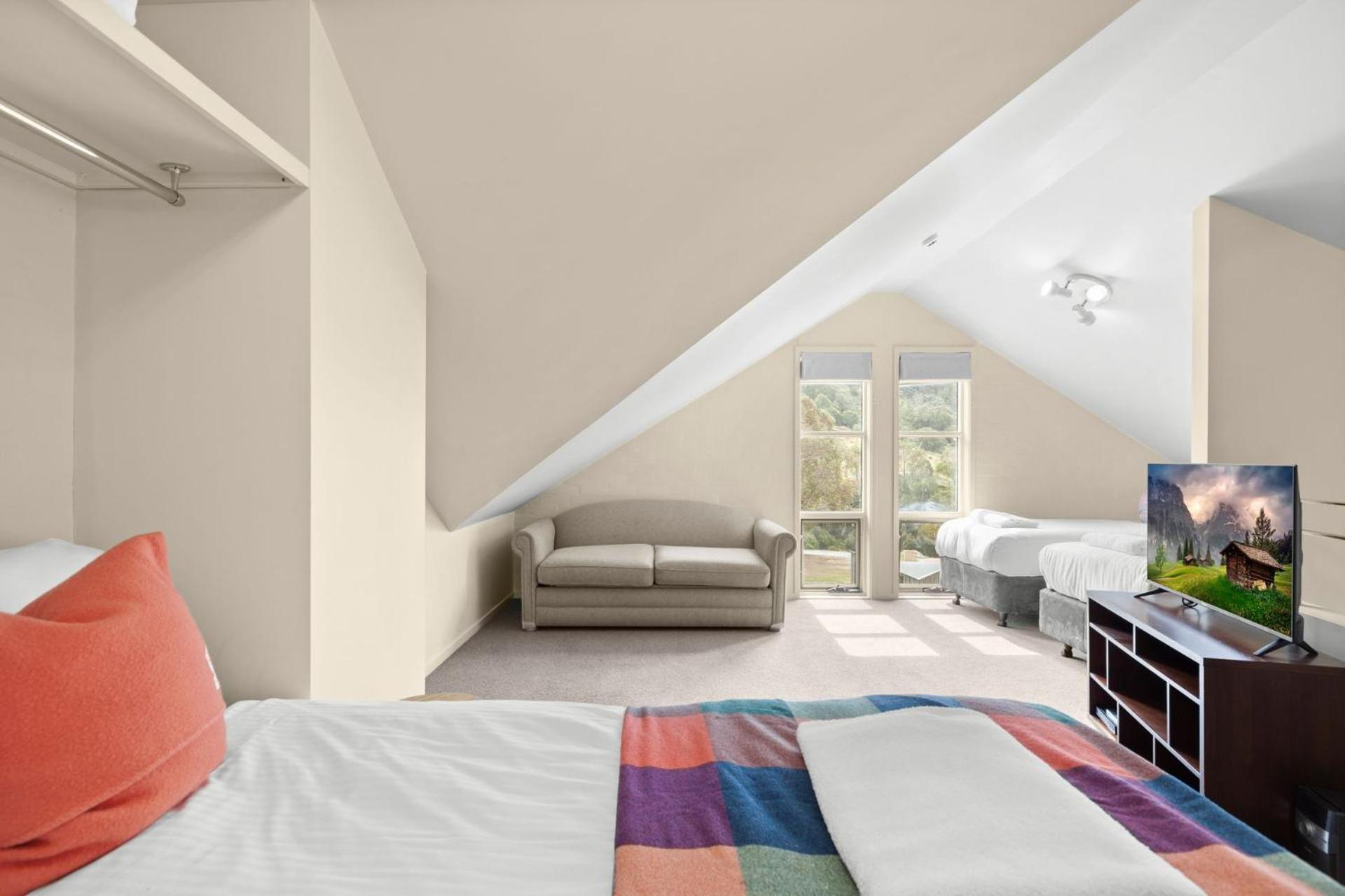 Village Green 2 Bedroom Loft Townhouse With Views Fireplace And Garage Parking スレッドボ エクステリア 写真