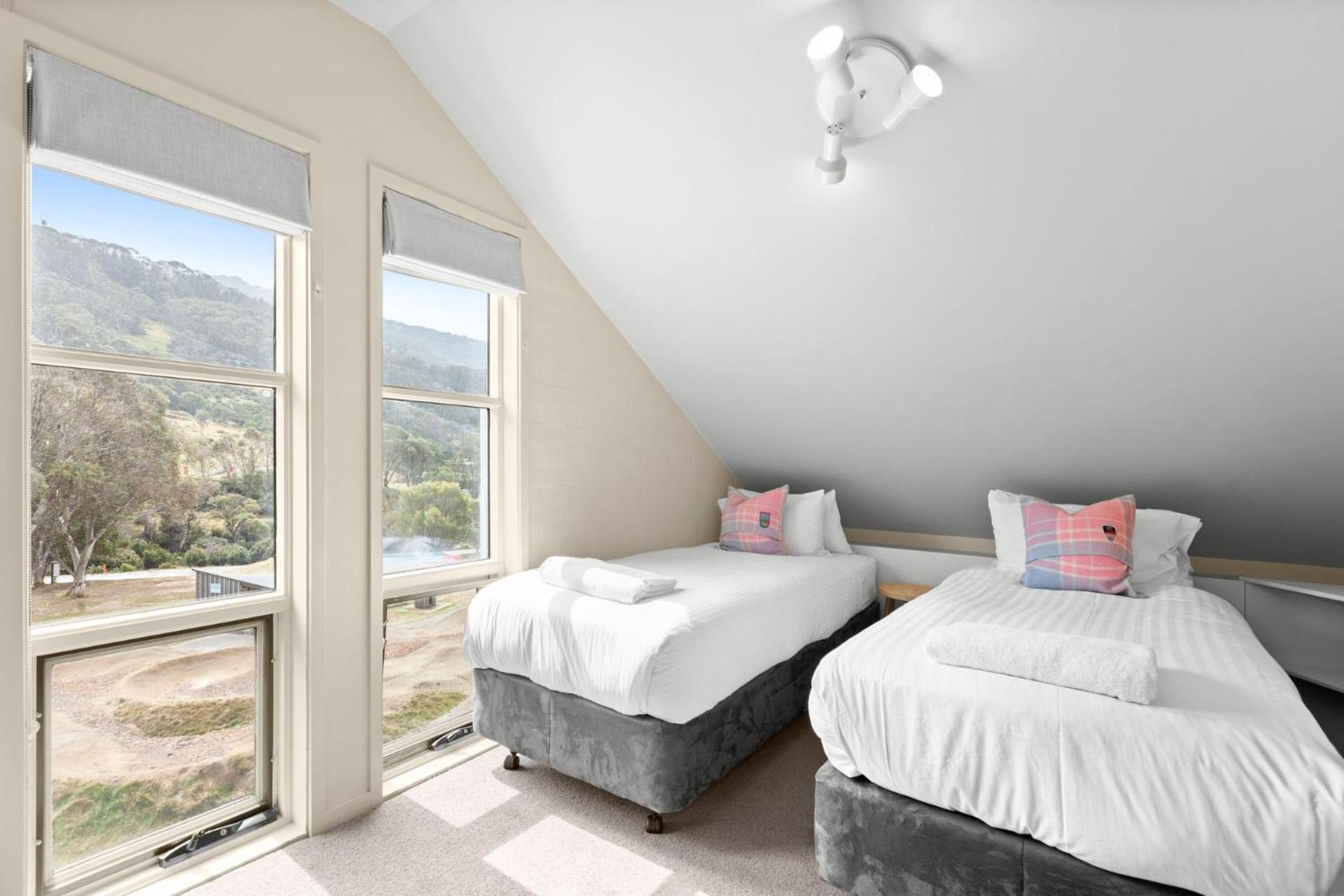 Village Green 2 Bedroom Loft Townhouse With Views Fireplace And Garage Parking スレッドボ エクステリア 写真
