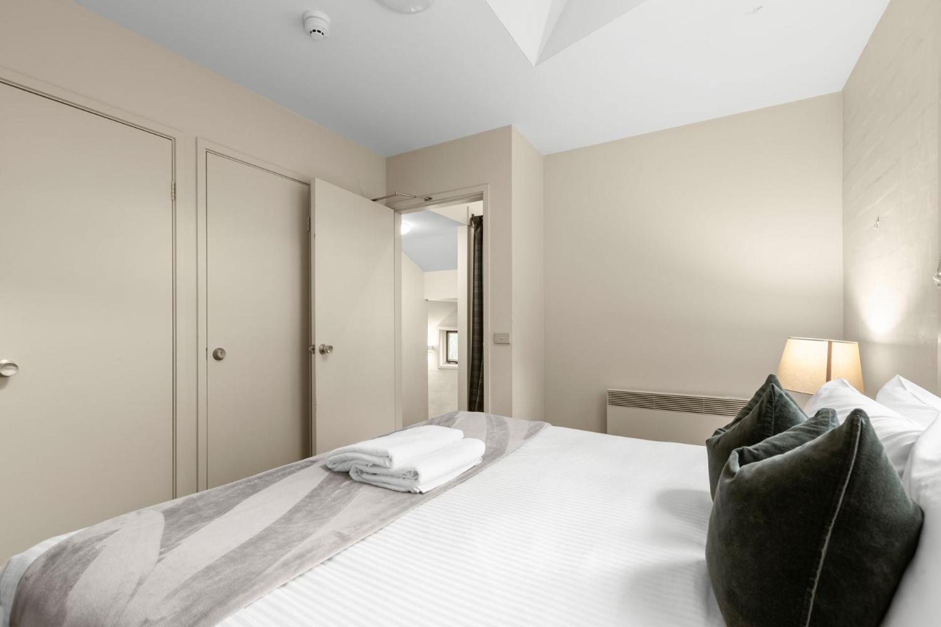 Village Green 2 Bedroom Loft Townhouse With Views Fireplace And Garage Parking スレッドボ エクステリア 写真